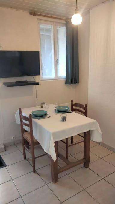 Rez-de-chaussee Avec Cour Appartement *