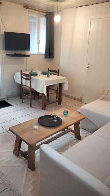 Appartement Rez-de-chaussee Avec Cour *